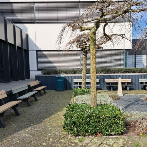 Kunststof parkbank Porto - Govaplast 15 DE ultieme duurzaamheid. 6 van onze parkbanken model Porto in Valkenswaard. 100% recyclebaar, goed boor het milieu en goed voor uw portemonnee.